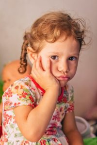 Jeune enfant triste avec un mal de dents