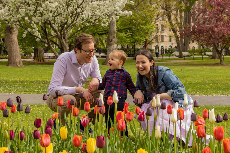 micah joue avec ses parents dans le jardin public de Boston