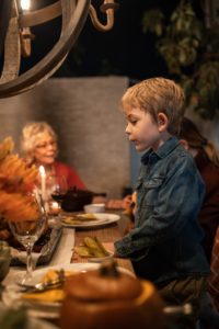 Jeune garçon à table de dîner de Thanksgiving