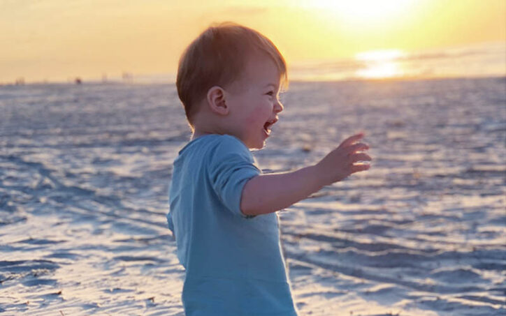 Myles au coucher du soleil sur la plage