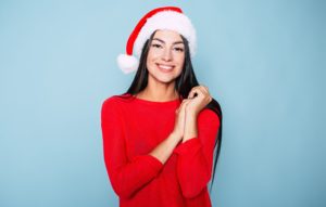 Femme souriante portant un bonnet de Noel