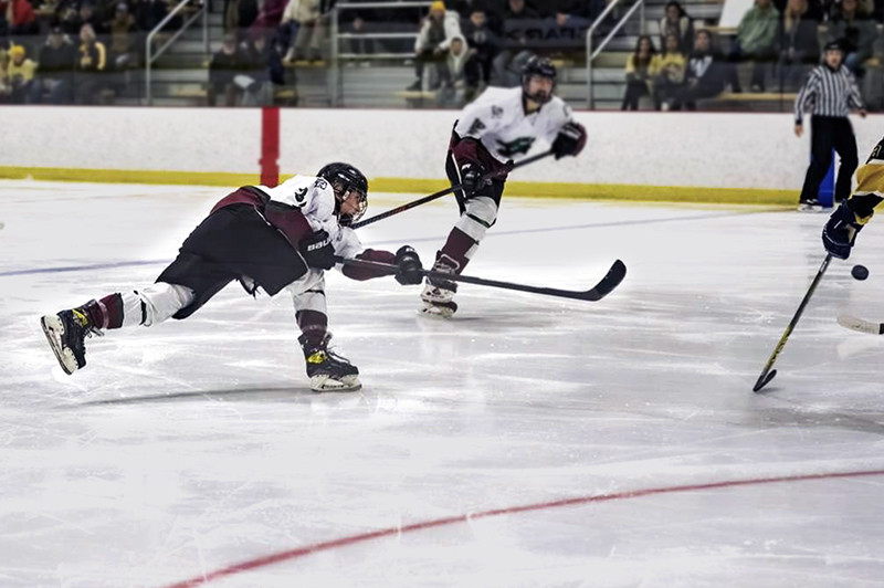 Greta faisant un tir de hockey au but.